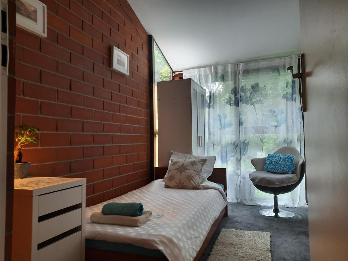 Ochota Forest Guest House Варшава Экстерьер фото
