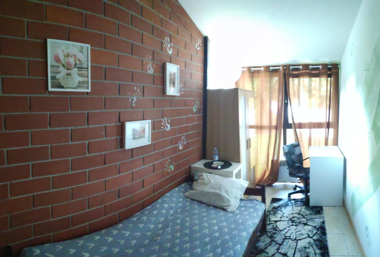 Ochota Forest Guest House Варшава Экстерьер фото