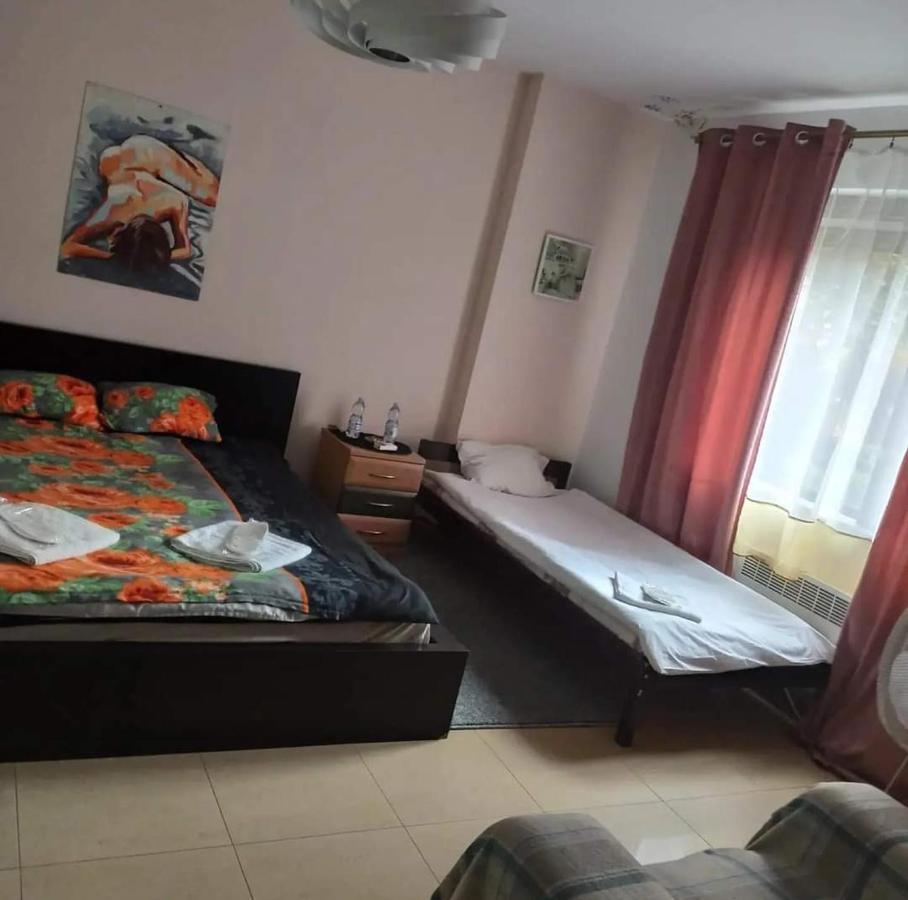 Ochota Forest Guest House Варшава Экстерьер фото